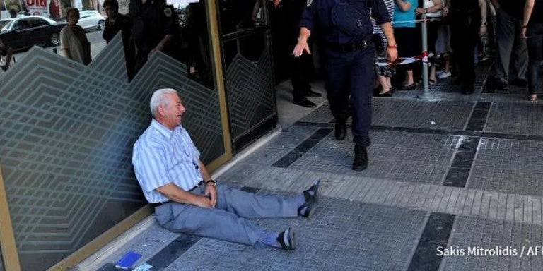 Το γοερό κλάμα Ελληνα συνταξιούχου έξω από τράπεζα στις φωτογραφίες της δεκαετίας από τον Economist